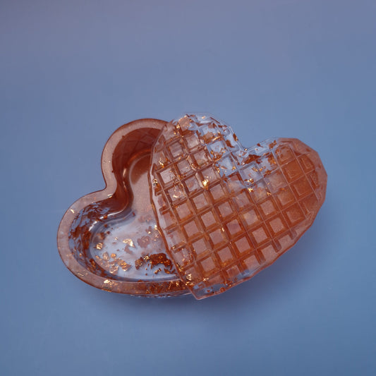 Caixa Decorativa em Resina – Formato Coração Cobreado com Folhas Douradas