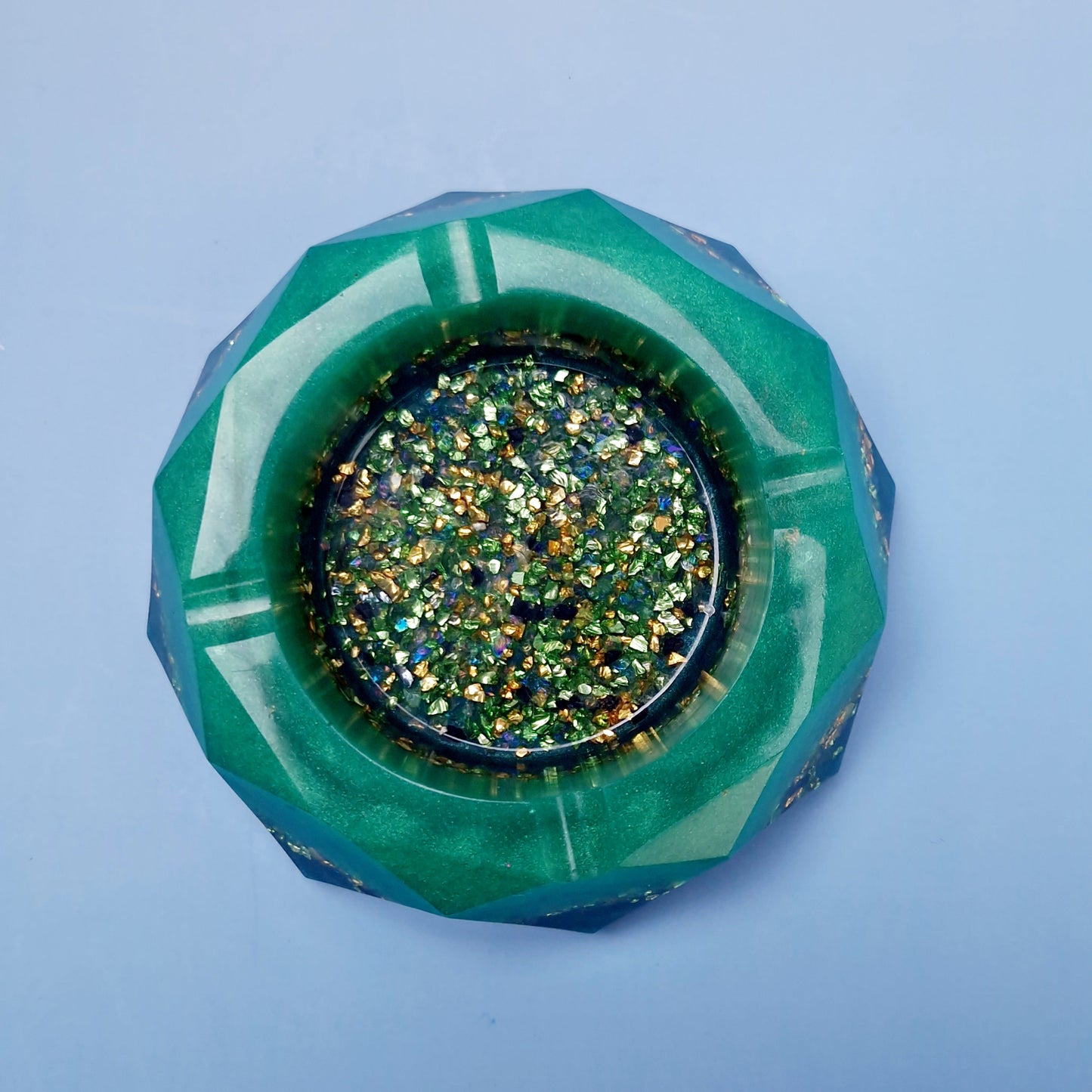 Cinzeiro Decorativo Geométrico Verde com Detalhes Dourados