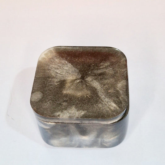 Caixa decorativa em resina com tampa, acabamento efeito mármore em tons neutros