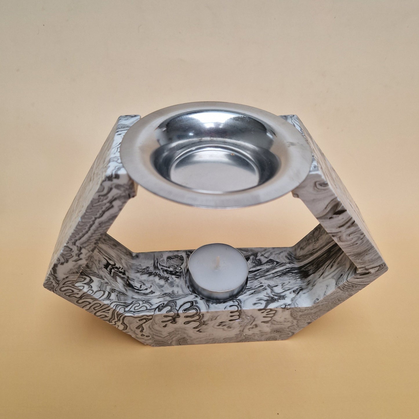 Queimador de essências preto e branco em Jesmonite com design hexagonal