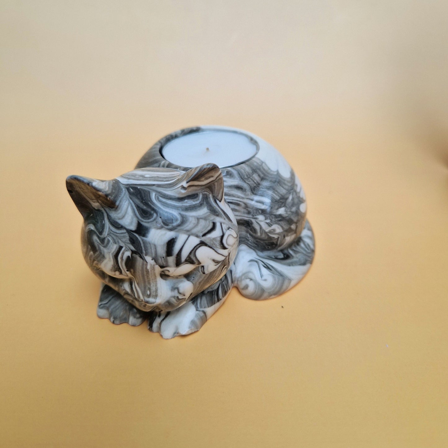 Porta-vela decorativo gato deitado em Jesmonite Black & White