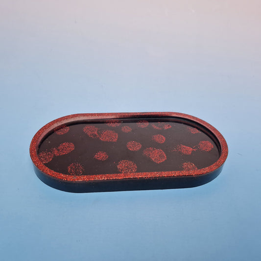 Conjunto decorativo em resina epoxy preto e vermelho com figura abstrata e porta-velas em formato de coração