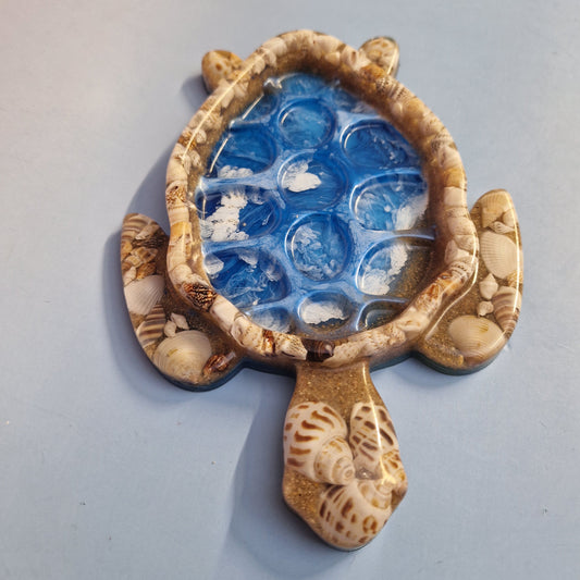Prato em resina epoxy em formato de tartaruga com interior azul e acabamento artesanal