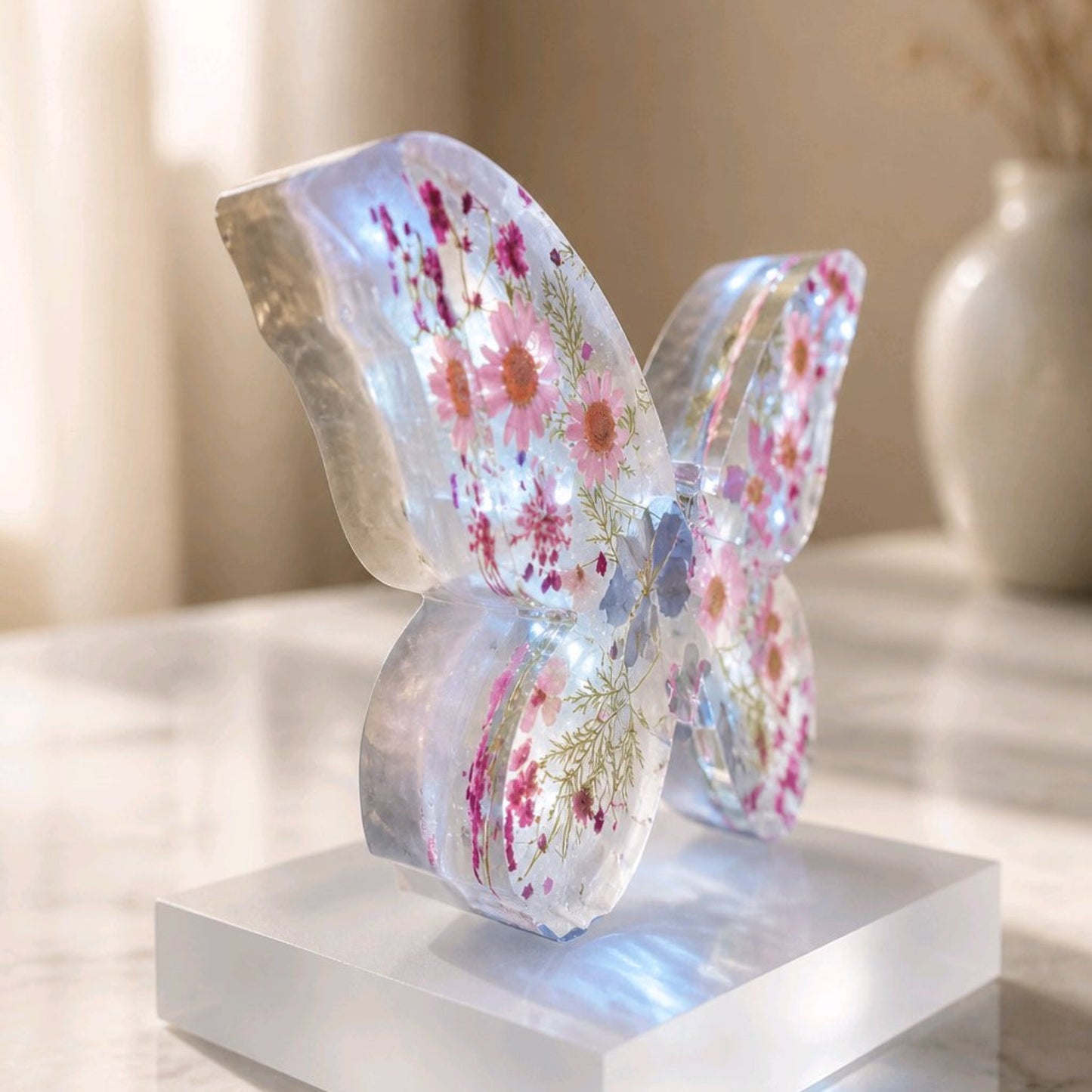 Vista de perfil da Borboleta Alice, estatueta decorativa artesanal com flores naturais encapsuladas em resina.