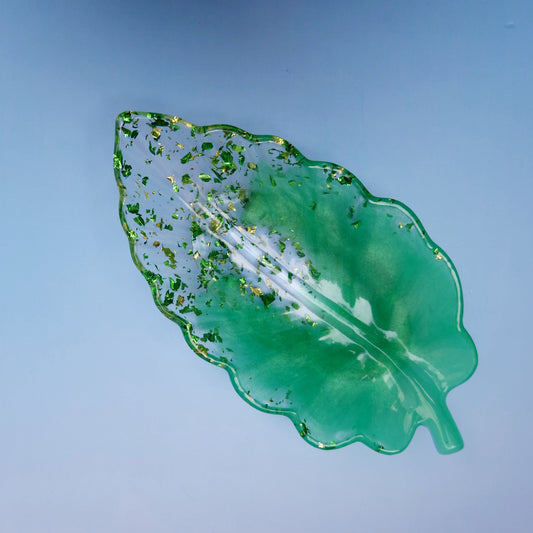 Folha Decorativa Verde em Resina com Detalhes Dourados