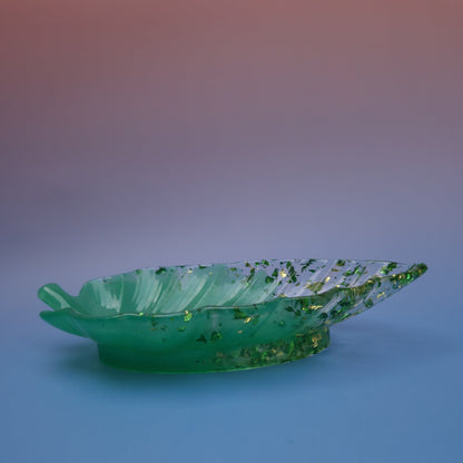 Folha Decorativa Verde em Resina com Detalhes Dourados