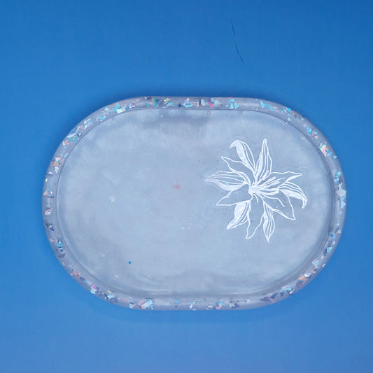 Bandeja floral oval em resina epóxi branca translúcida com detalhe floral gravado e acabamento delicado