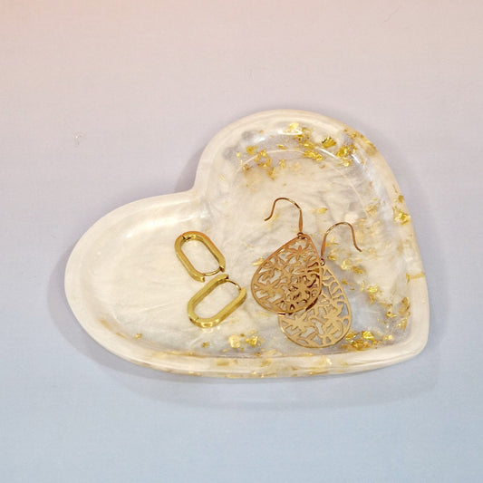 Taça decorativa em resina em forma de coração, acabamento claro translúcido com partículas decorativas, vista superior