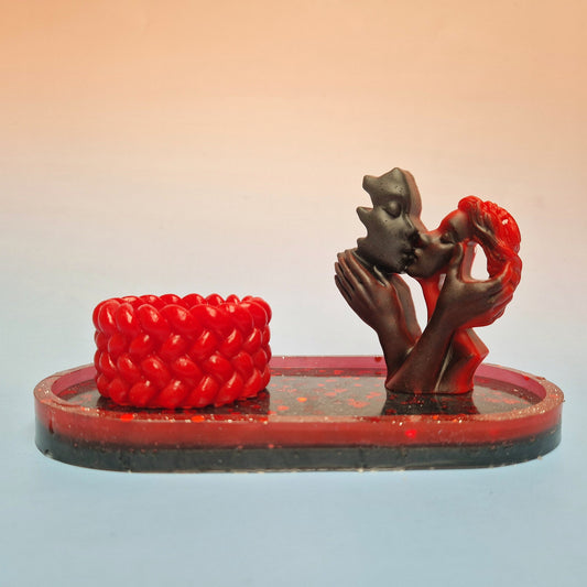 Conjunto romântico em resina epóxi com escultura de casal, castiçal vermelho e tabuleiro preto com corações decorativos vermelhos