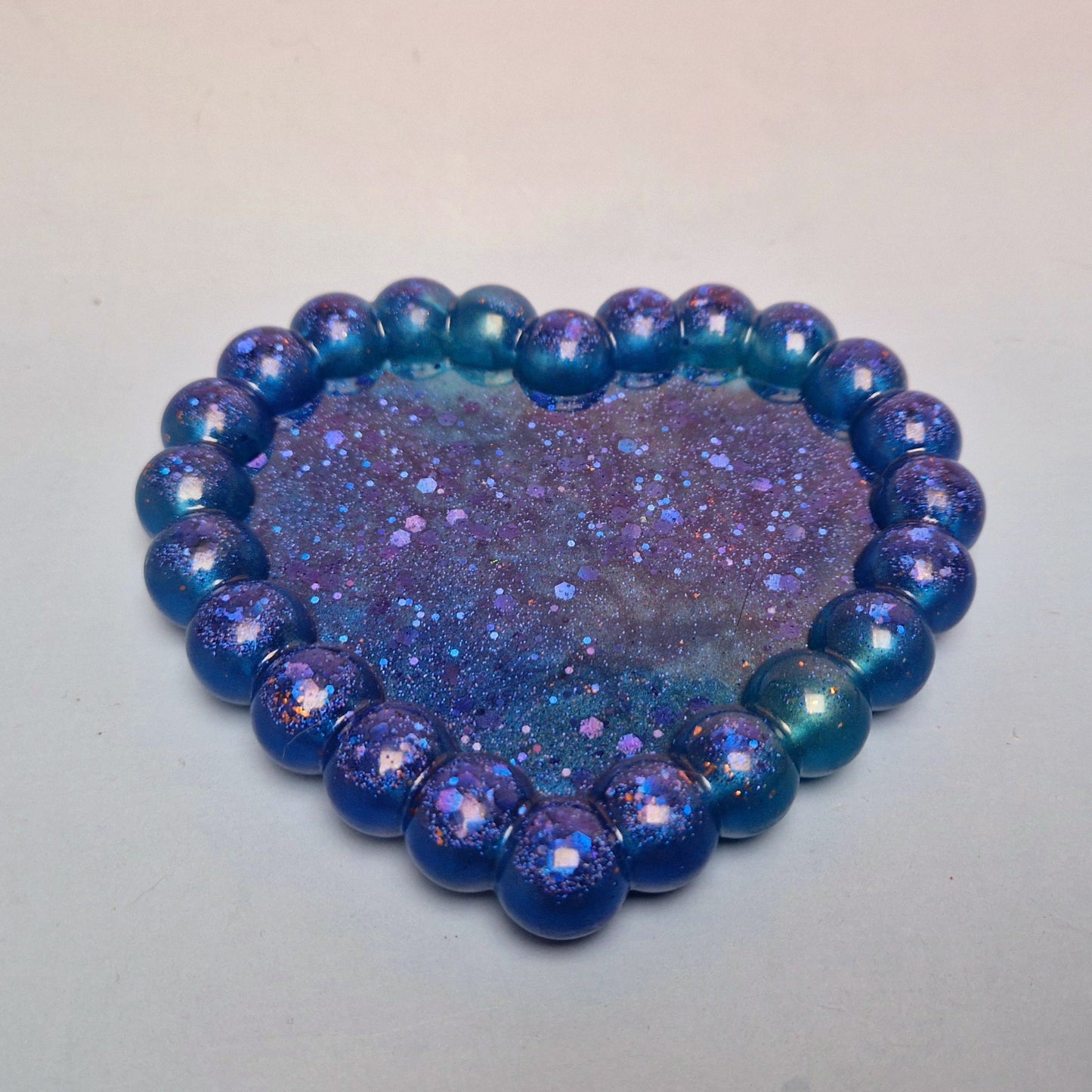 Prato decorativo coração bubble em resina azul com efeito galáxia e acabamento brilhante artesanal