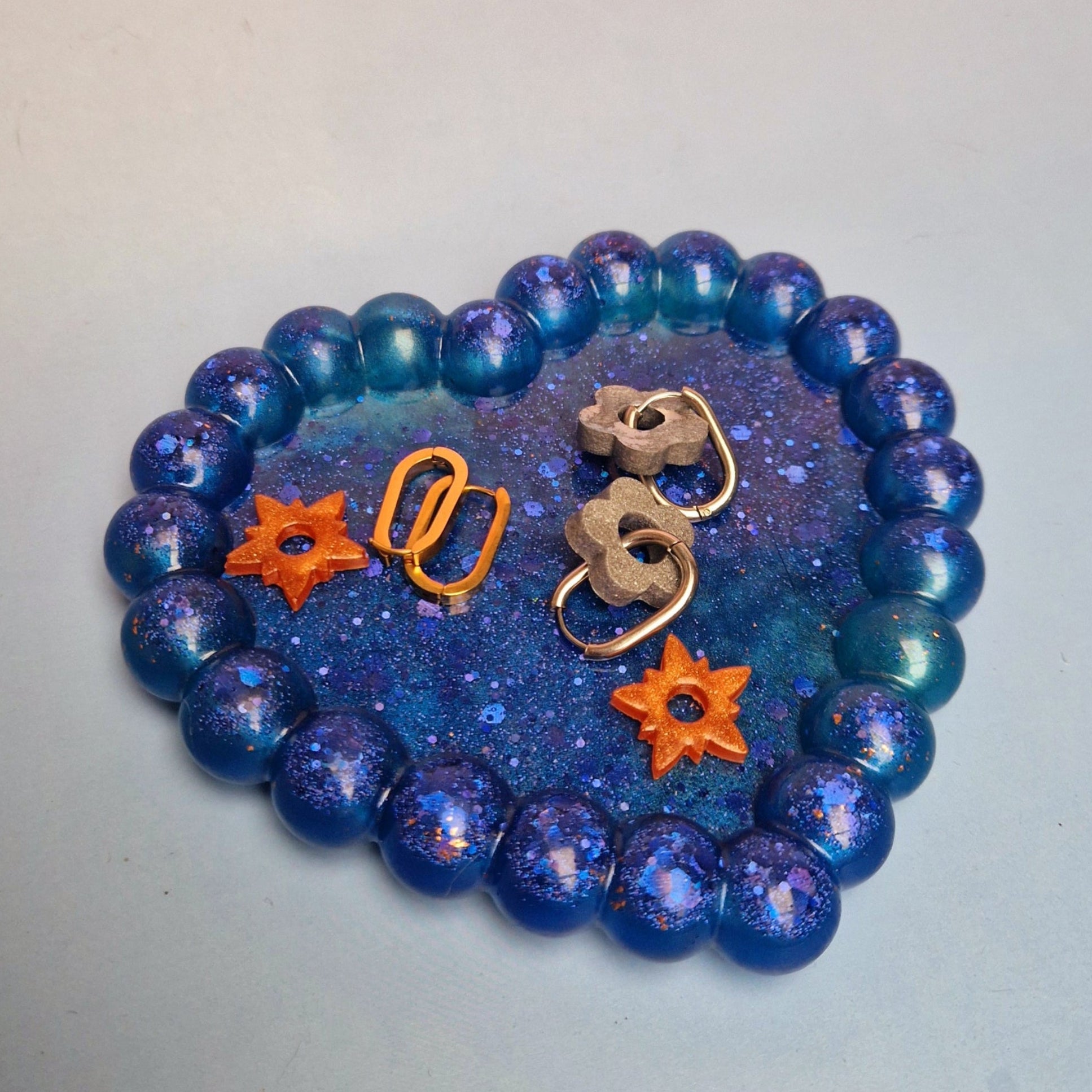 Prato decorativo coração bubble em resina azul com partículas cintilantes, vista superior