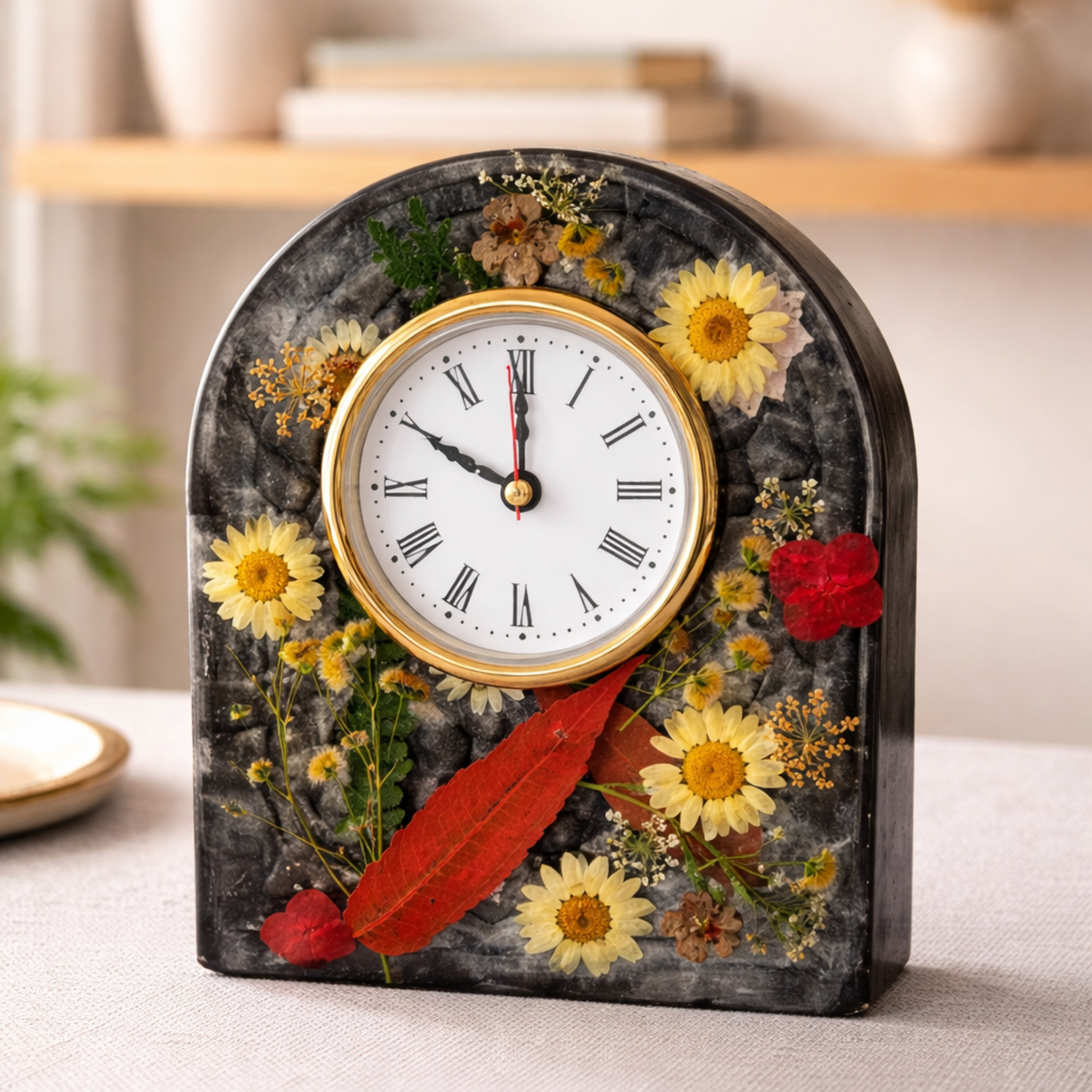 Relógio decorativo em resina preta com flores secas naturais e mostrador dourado