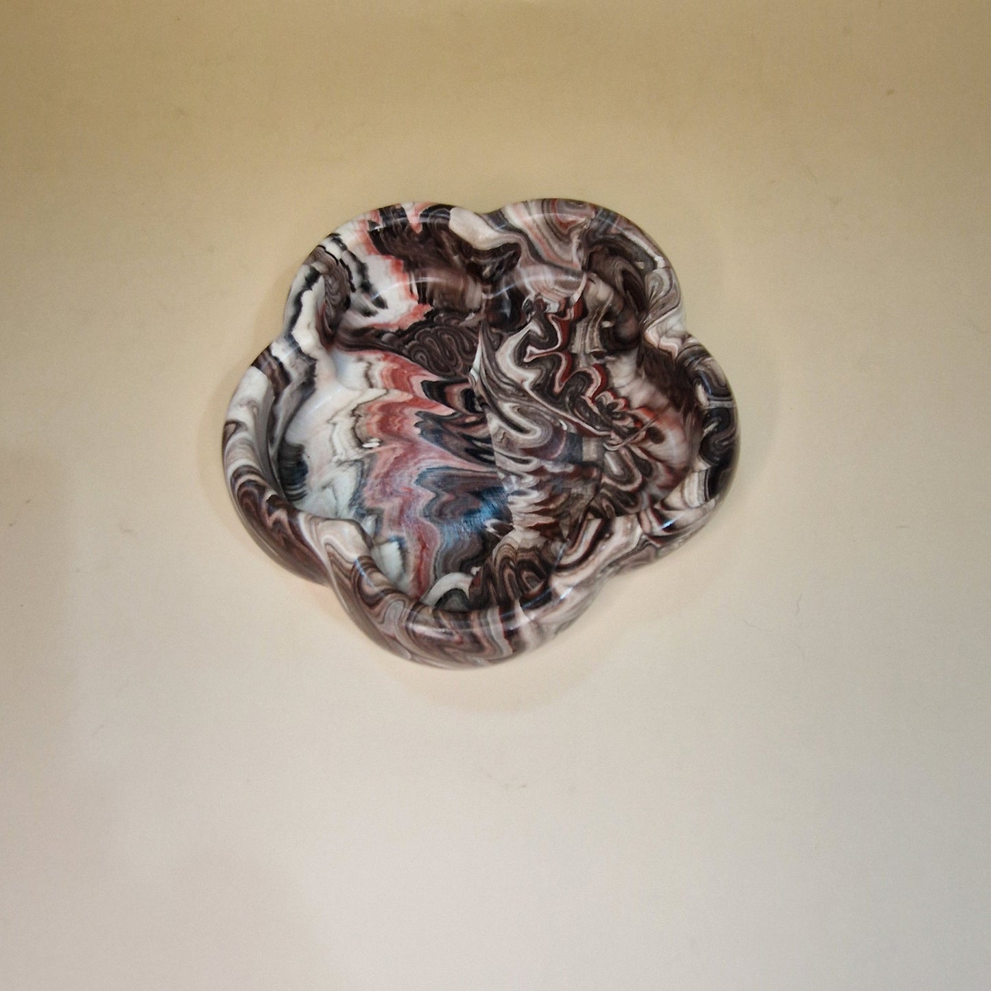 Prato Decorativo em Jesmonite — Coleção Terra Fumê