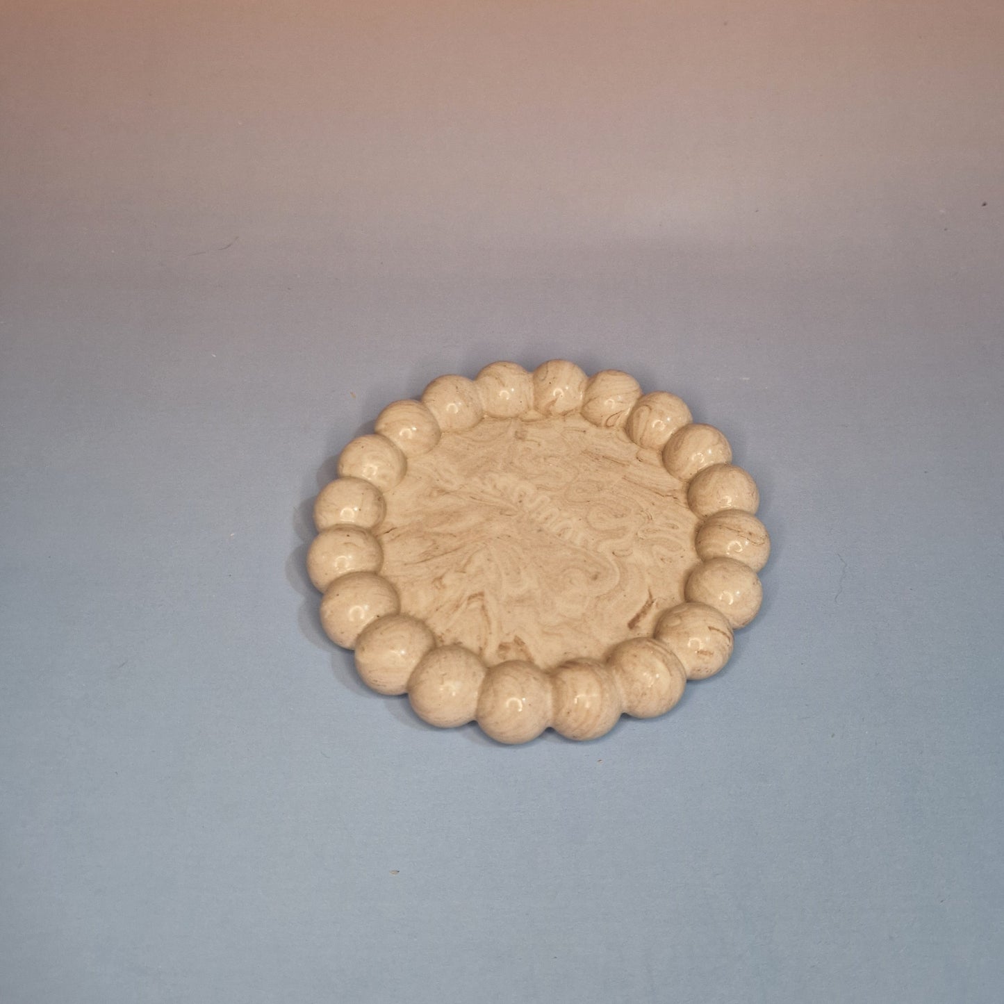 Prato decorativo bubble em jesmonite bege 11 cm