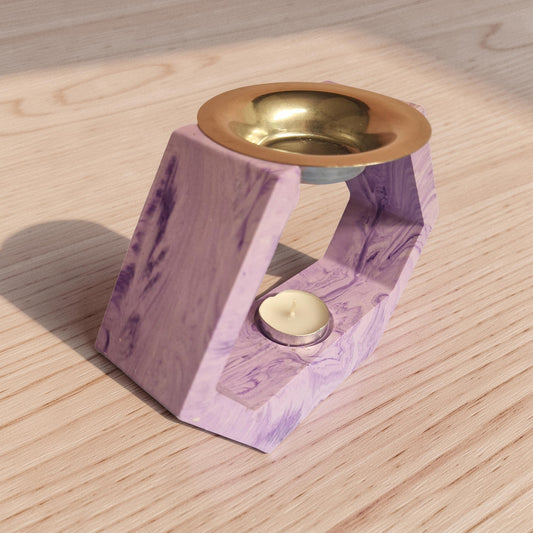 Queimador de essências em Jesmonite hexagonal artesanal com acabamento marmorizado lilás e taça dourada para velas aromáticas