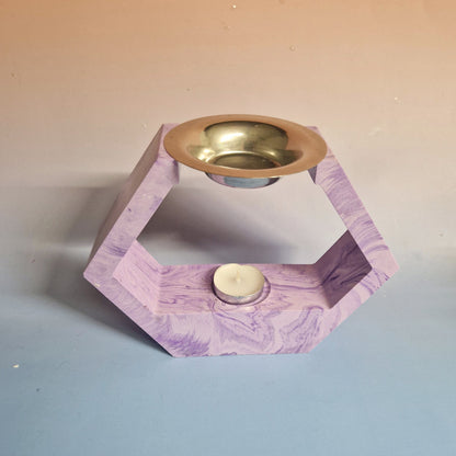 Queimador de essências em Jesmonite hexagonal marmorizado lilás com taça dourada e vela tealight