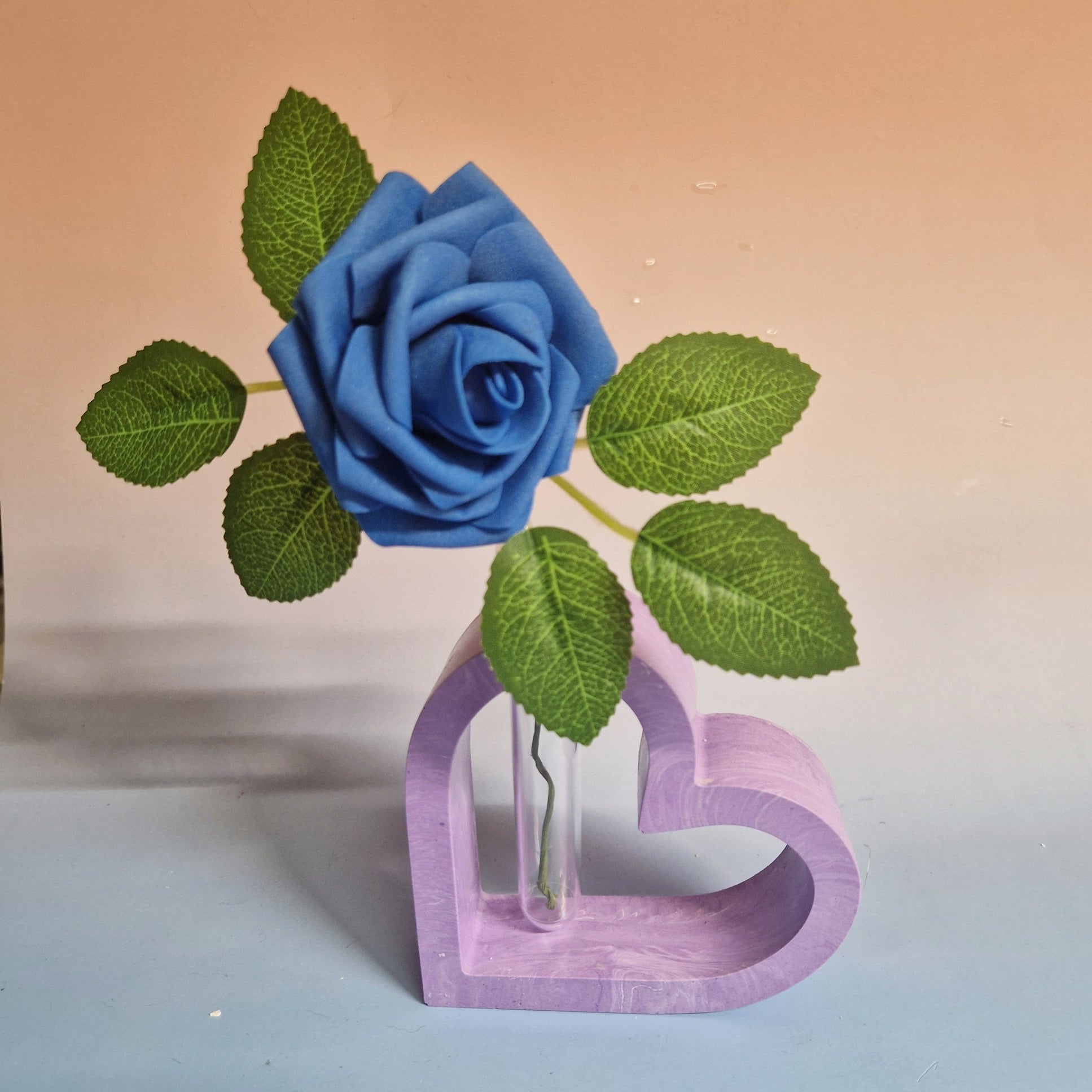 Vaso solitário em Jesmonite formato coração marmorizado lilás 13 × 12 × 3,5 cm com tubo transparente
