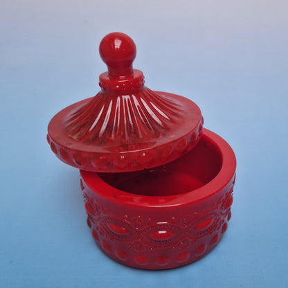 Caixa em resina epoxy vermelha com tampa levantada e interior liso