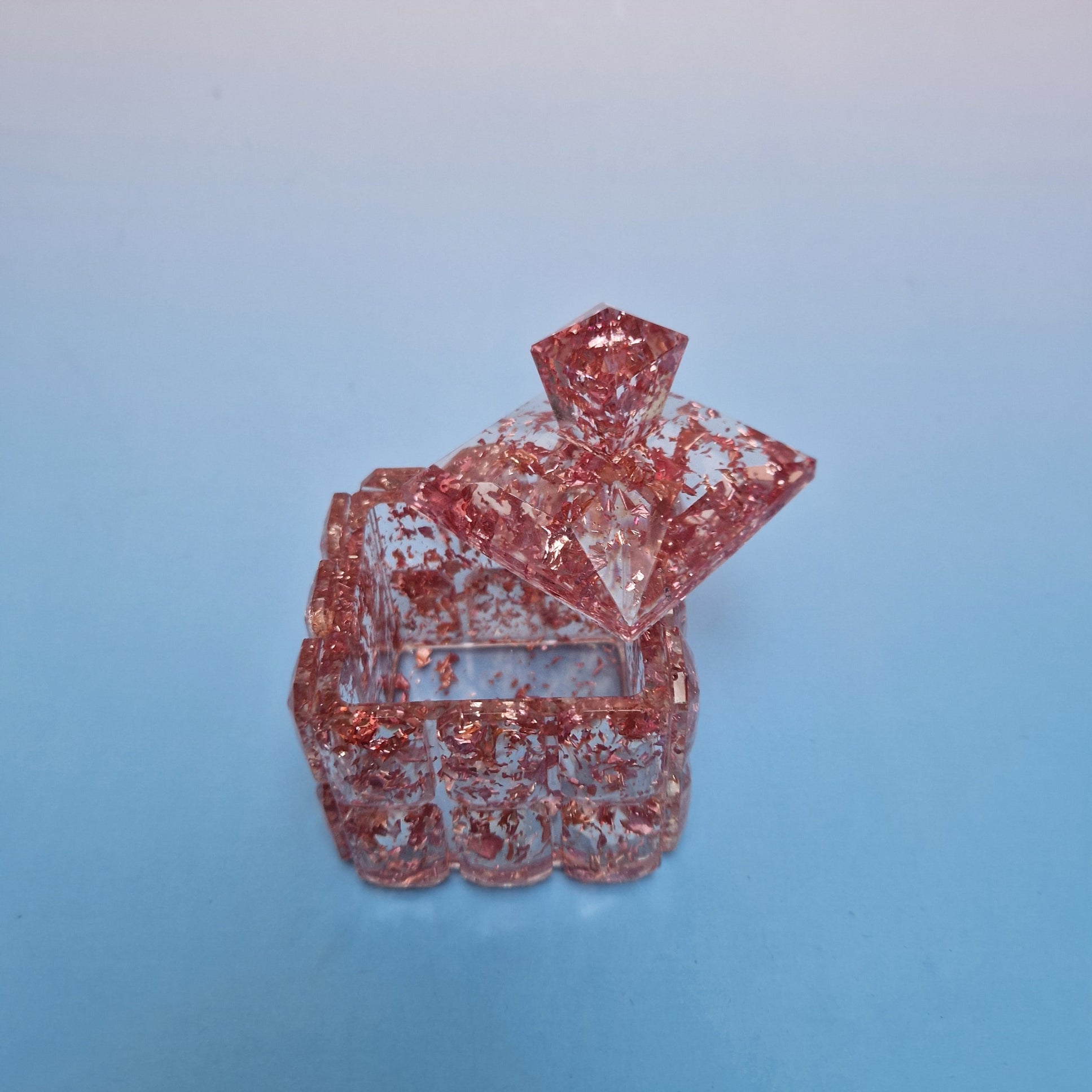 Caixa decorativa Aura Rosa em resina translúcida vista aberta