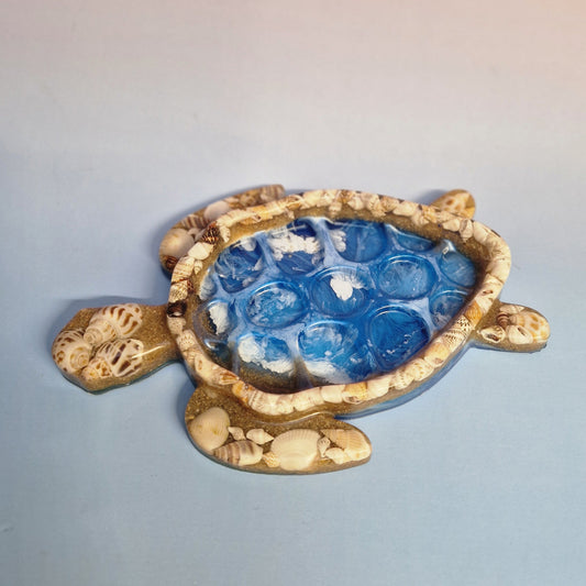 Prato decorativo tartaruga em resina epoxy com efeito oceano azul e detalhes marinhos