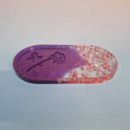 Tabuleiro decorativo em resina epoxy roxo com rosa em relevo e purpurina rosé