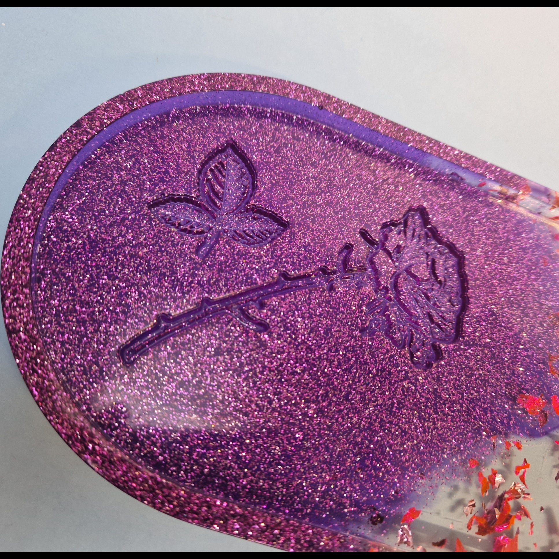 Detalhe da rosa em relevo no tabuleiro roxo com acabamento em resina epoxy