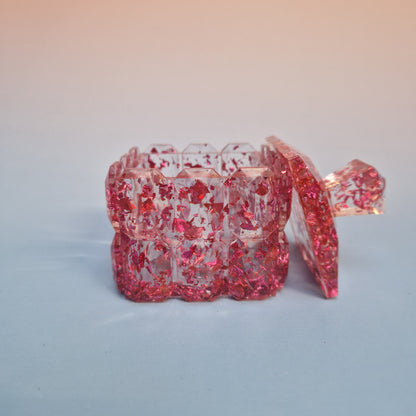 Caixa diamante em resina epoxy rosé com tampa aberta e acabamento brilhante