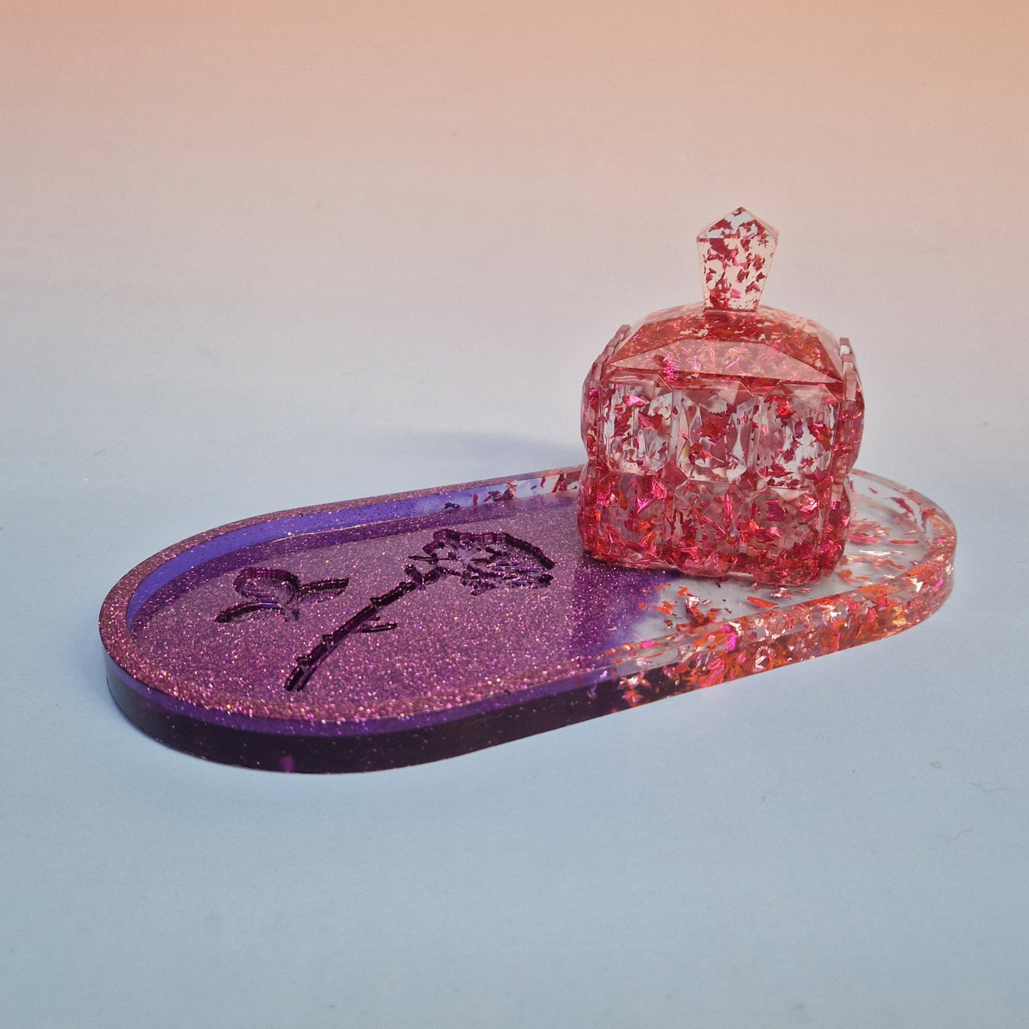 Conjunto Aura Rosé em resina epoxy com tabuleiro roxo glitter e caixa diamante rosé