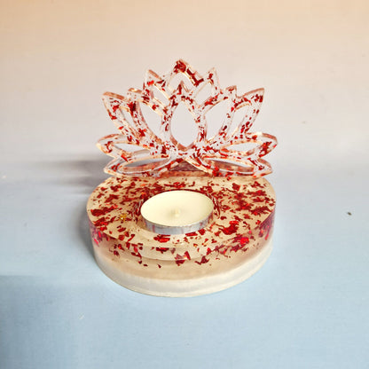 Suporte de vela tealight em resina de alta transparência com a silhueta vertical de uma Flor de Lótus. A base e a flor são preenchidas com flocos metálicos vermelhos vibrantes, com uma vela de cera inserida no encaixe central