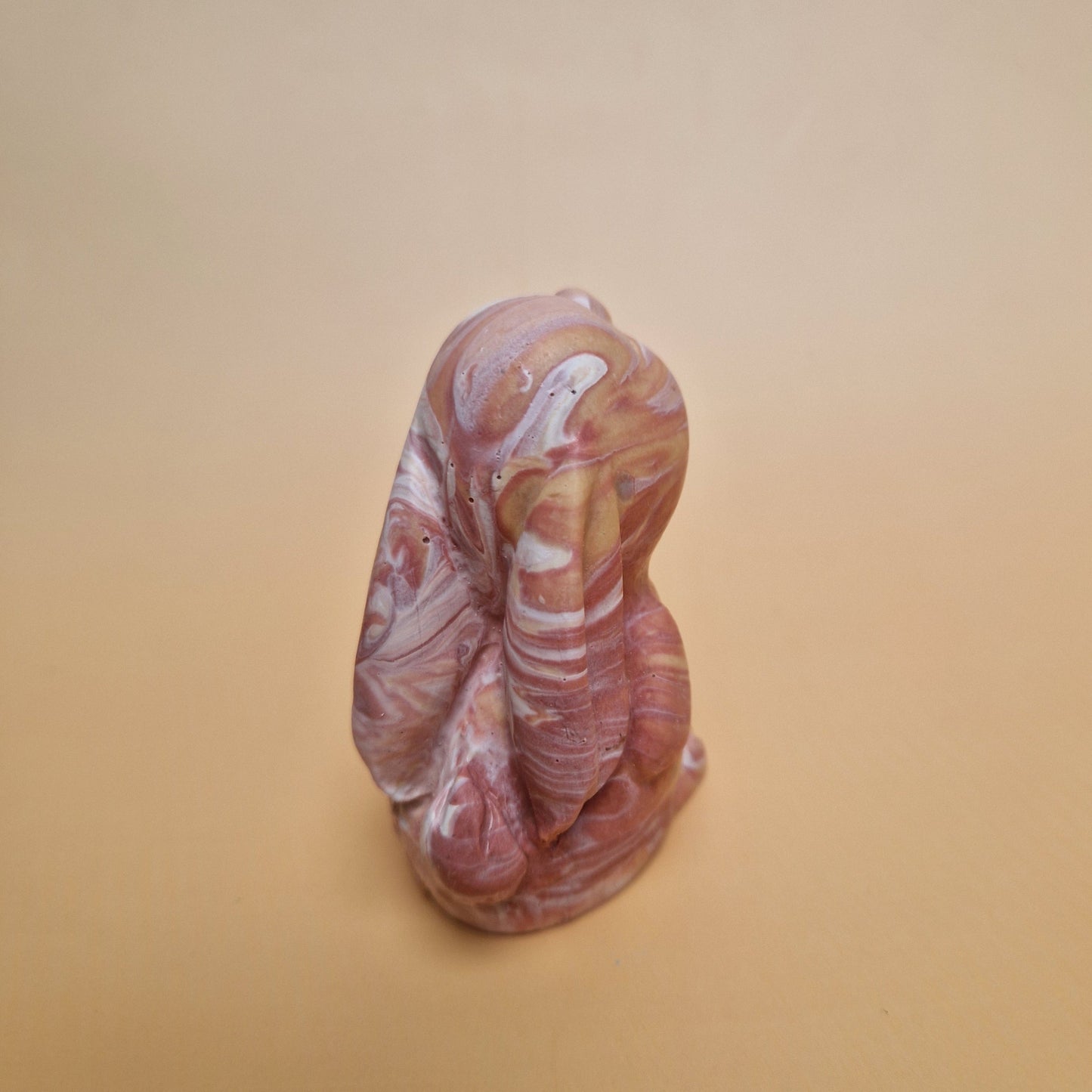 Vista traseira de coelho decorativo rosa em Jesmonite estilo moderno