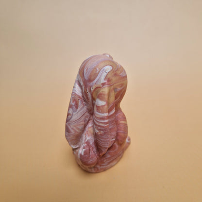 Vista traseira de coelho decorativo rosa em Jesmonite estilo moderno
