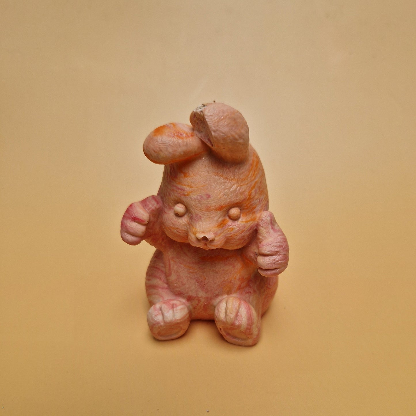 Coelho Fixe rosa em Jesmonite com expressão divertida decoração de Páscoa