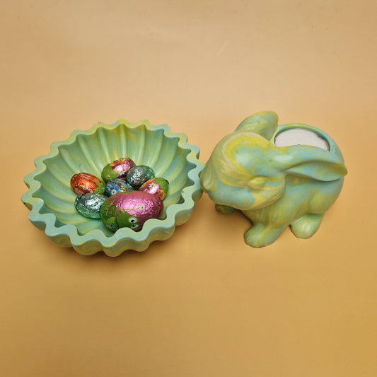 Conjunto decoração Páscoa verde em Jesmonite com prato ondulado e coelho porta velas