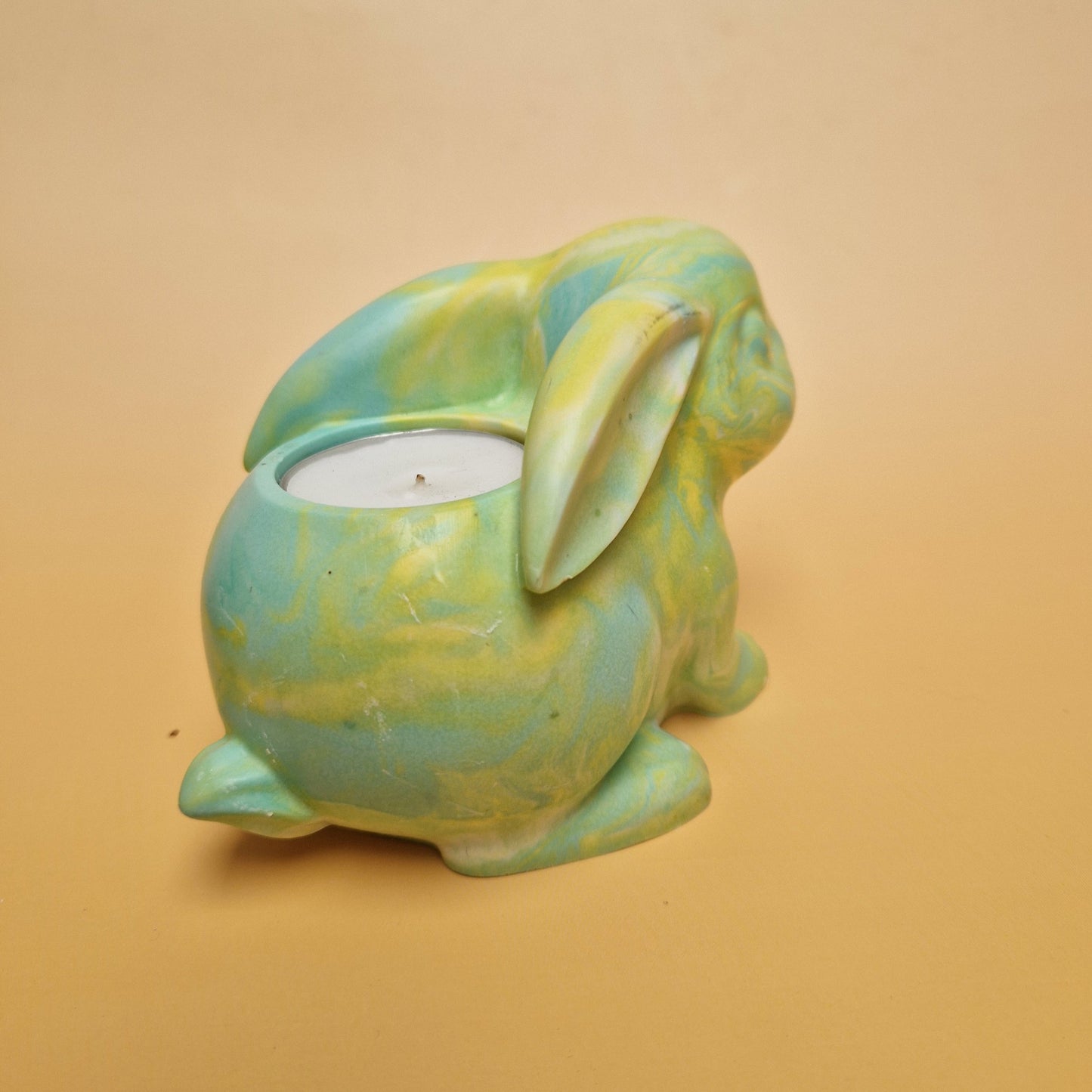 Coelho decorativo verde em Jesmonite com suporte para vela tealight estilo primavera