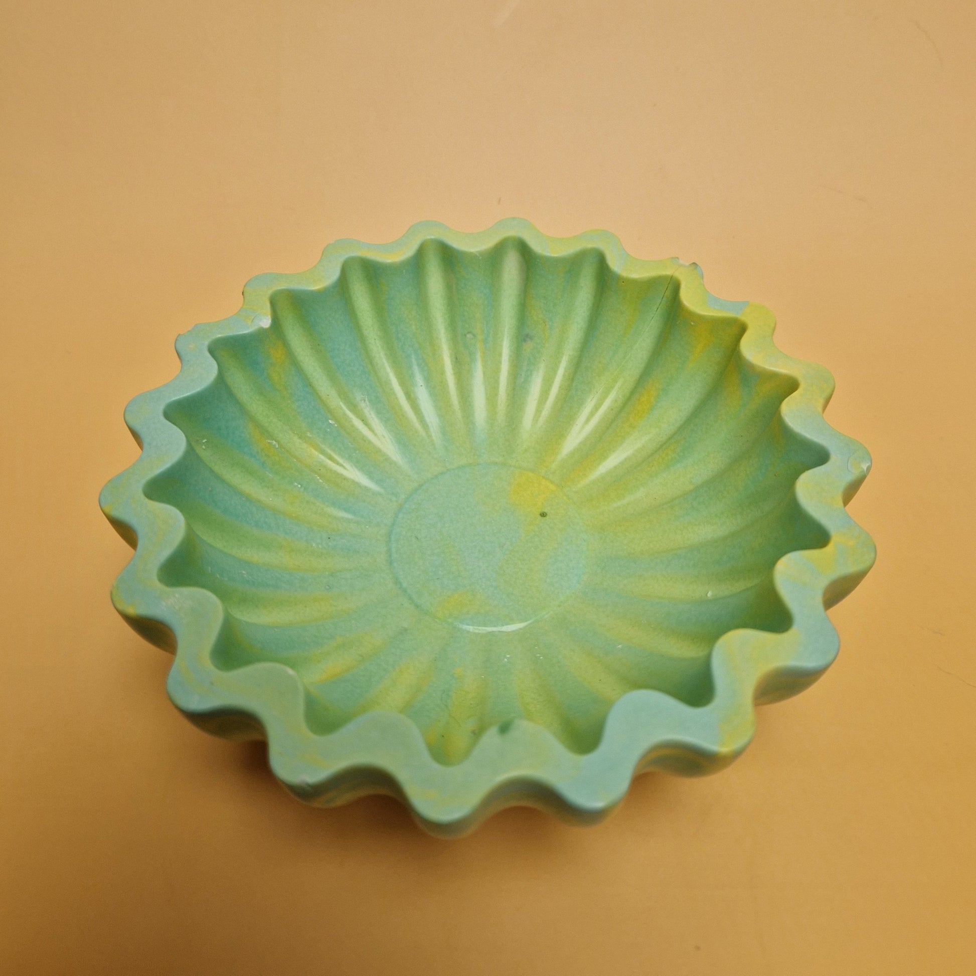Prato decorativo ondulado em Jesmonite verde para decoração de Páscoa