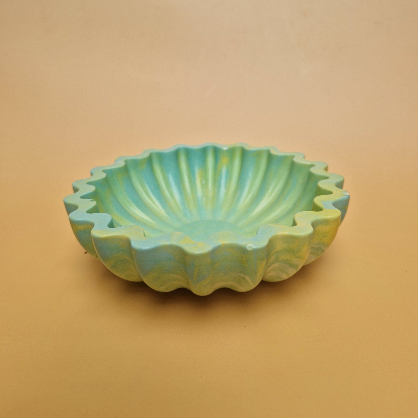 Prato artesanal em Jesmonite com design ondulado estilo moderno e primaveril