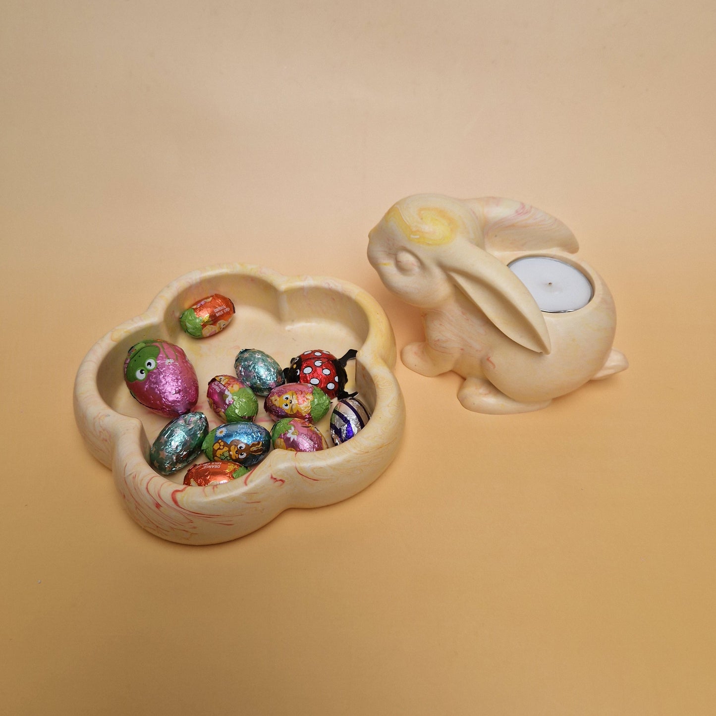 Decoração de Páscoa em Jesmonite com coelho porta velas e prato decorativo artesanal. Peças únicas ideais para mesa de Páscoa elegante.