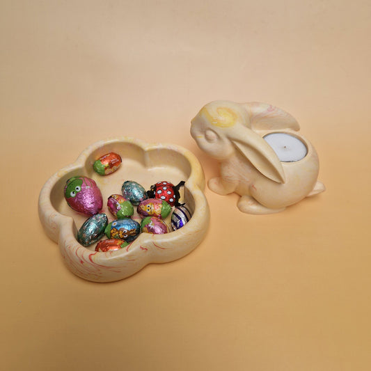 Decoração de Páscoa em Jesmonite com coelho porta velas e prato decorativo artesanal. Peças únicas ideais para mesa de Páscoa elegante.