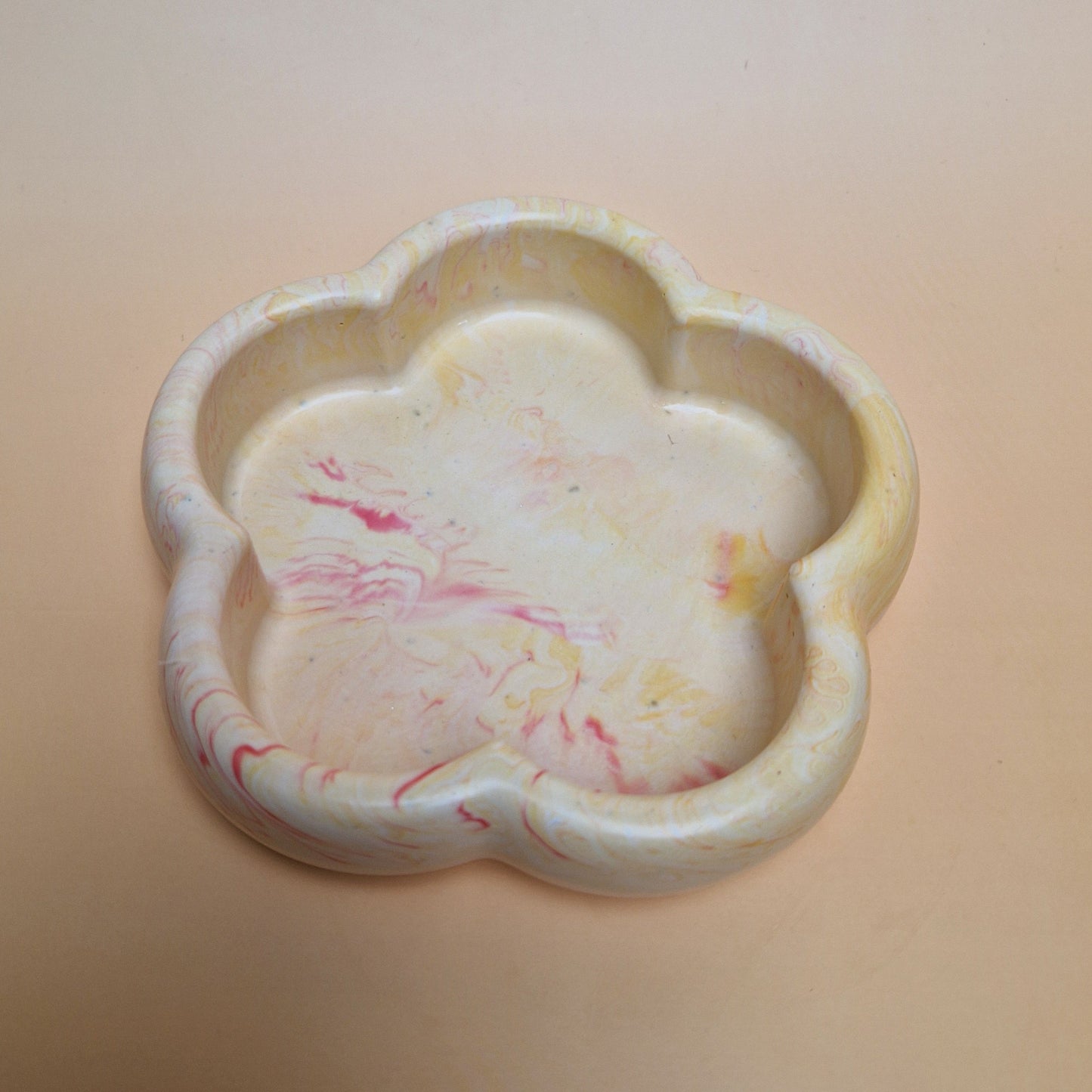 Mesa de Páscoa decorada com prato e coelho com vela tealight em Jesmonite