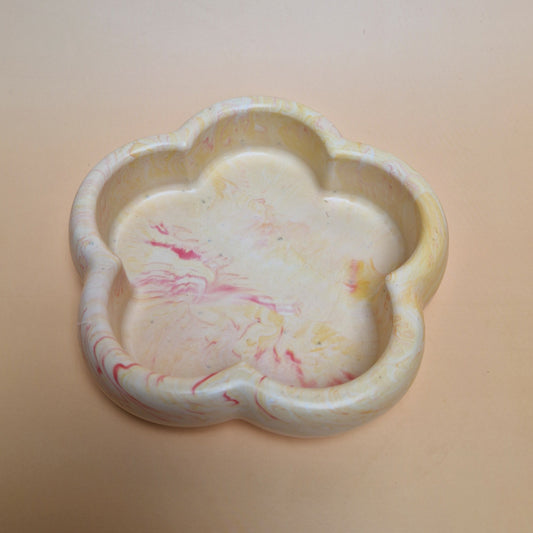 Mesa de Páscoa decorada com prato e coelho com vela tealight em Jesmonite