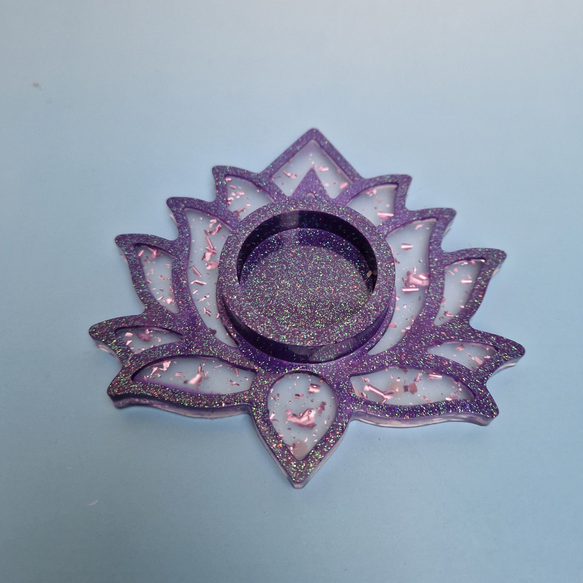 Porta-vela flor de lótus lilás com vela tealight branca ao centro