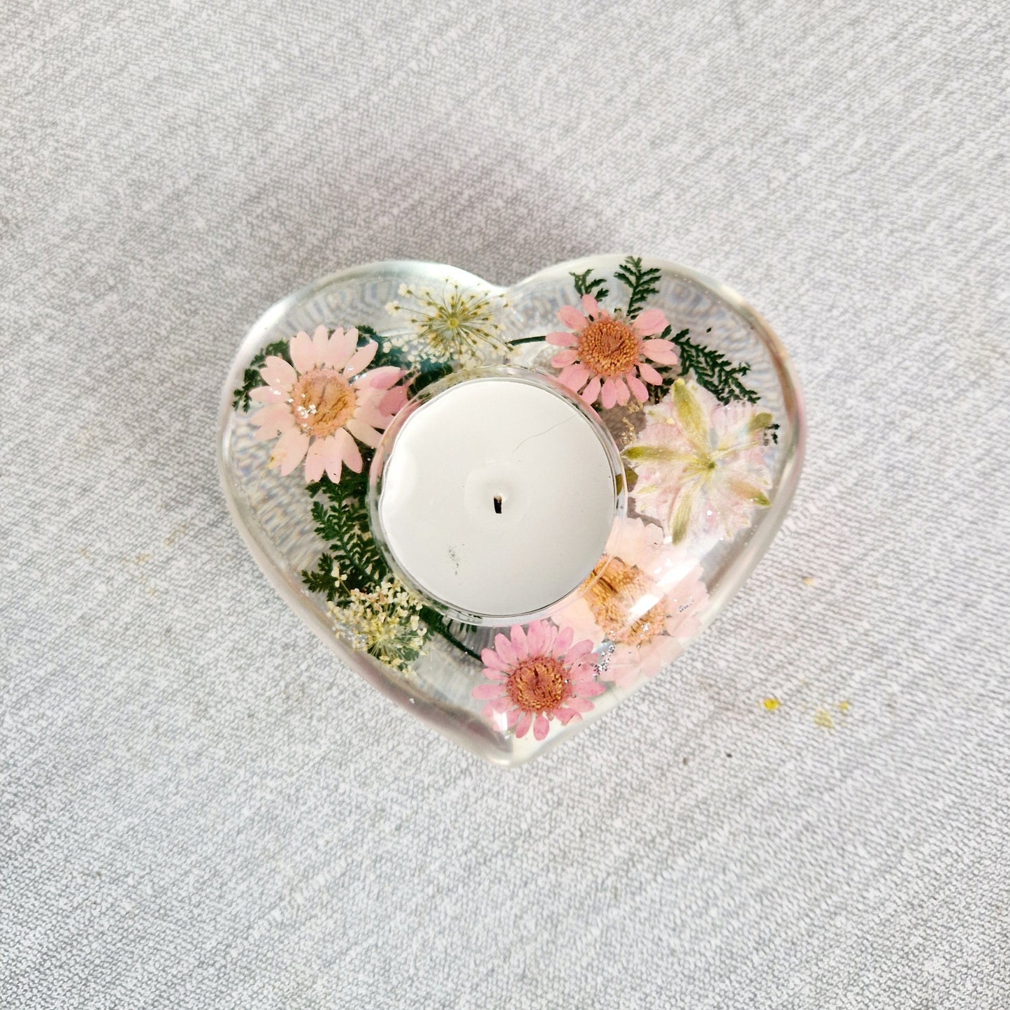 Porta velas coração com flores naturais secas em ambiente decorativo elegante