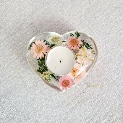 Porta velas coração com flores naturais secas em ambiente decorativo elegante