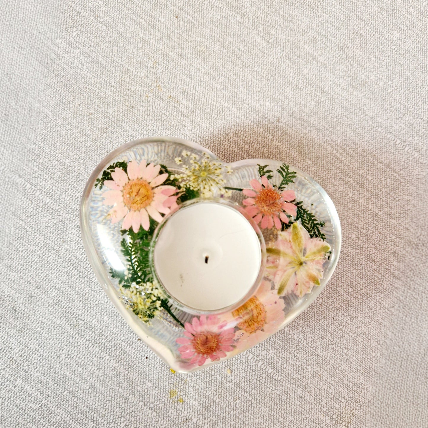 Porta velas em forma de coração com flores secas naturais em resina. Peça delicada e romântica para decorar qualquer espaço.