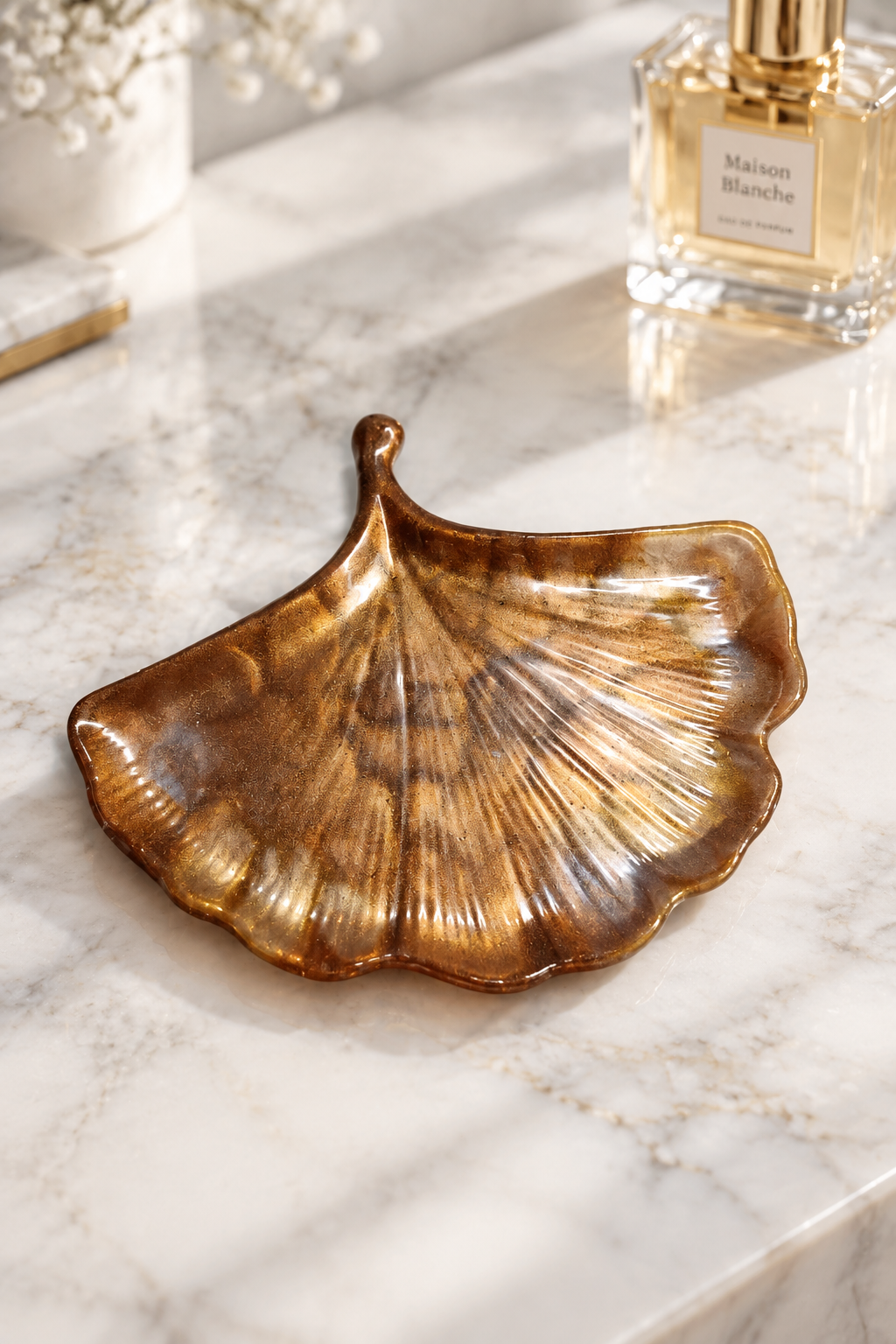 Ginkgo Âmbar Dourado – Prato Decorativo em Resina Epóxi
