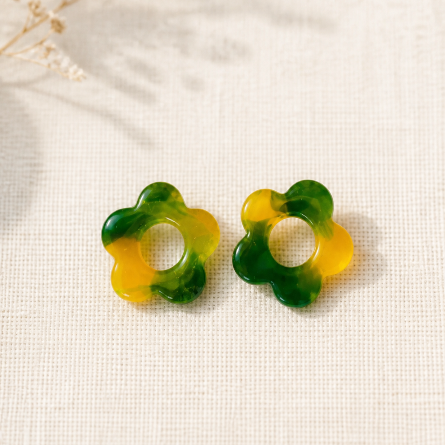 Flora – Pendente em forma de flor, criado artesanalmente em resina epóxi pela Sweet Art. Cor: verde e amarelo