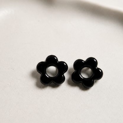 Flora –  em forma de flor, criado artesanalmente em resina epóxi pela Sweet Art. Cor: preto