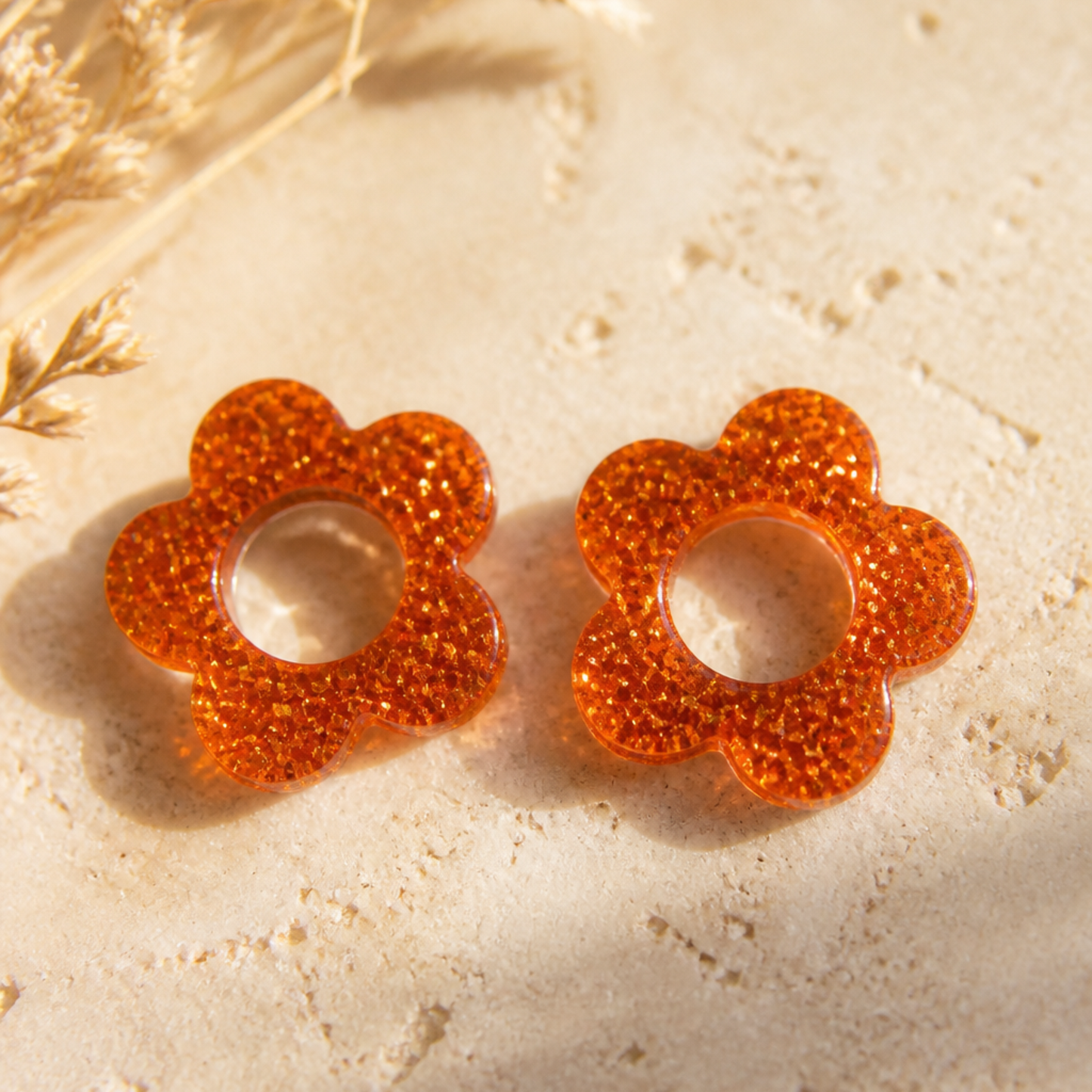 Flora – Pendente em forma de flor, criado artesanalmente em resina epóxi pela Sweet Art. Cor: caramelo