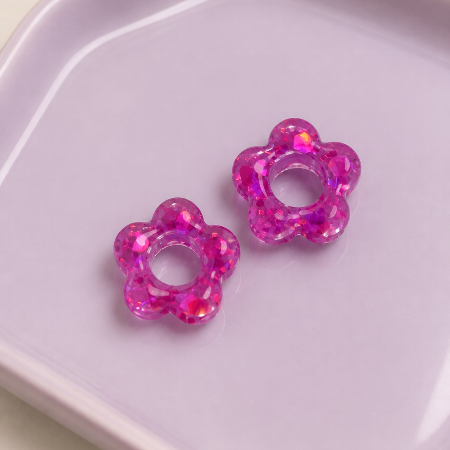 Flora – Pendente em forma de flor, criado artesanalmente em resina epóxi pela Sweet Art. Cor: glitters roxo