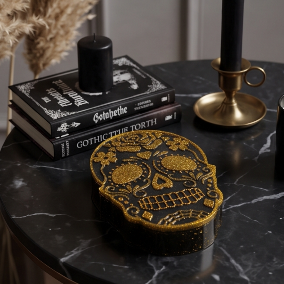 Caixa caveira em resina epóxi preta com detalhes dourados, apresentada como peça decorativa de estilo gótico e elegante – Sweet Art.